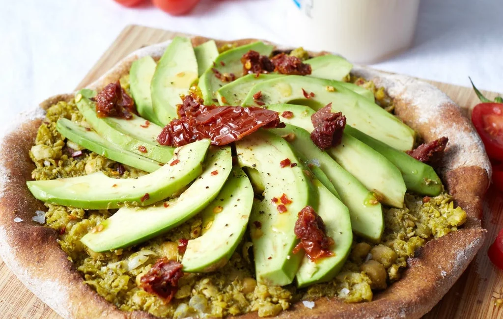 Vegansk mad pizza med avocado