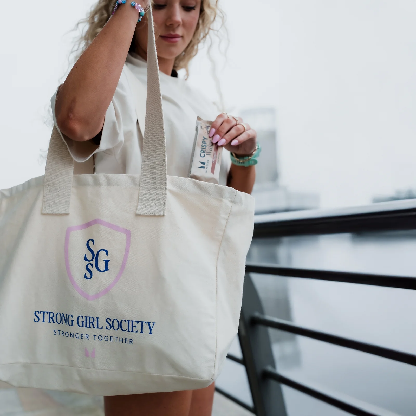 MP Strong Girl Society Tote Bag − Naturfarvet Billede 1